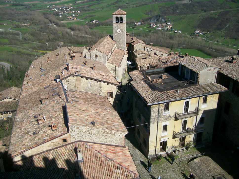 12 Vigoleno.JPG - Vigoleno, nel comune di Vernasca (Pc): veduta dal "mastio"